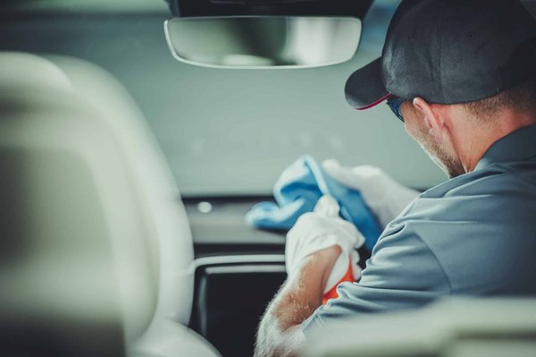 Comment nettoyer efficacement l'intérieur en plastique d'une voiture?
