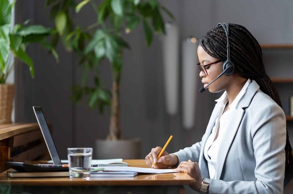 Devenir assistant virtuel : formation et salaire